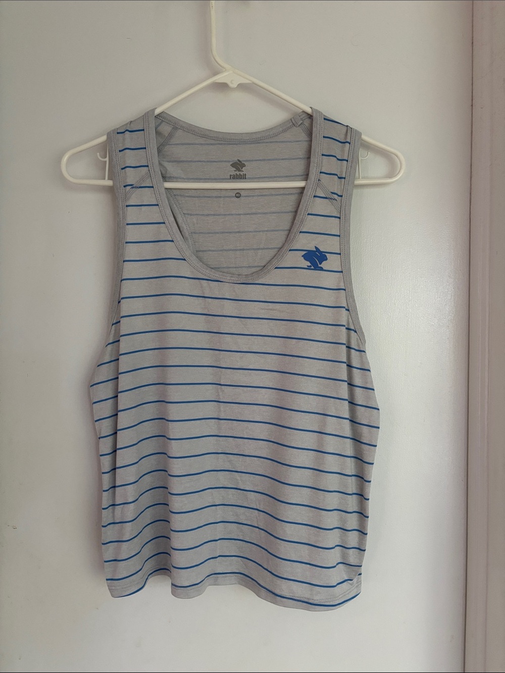 Women’s Rabbit EZ Striped Gray and Blue Scoop Neck Crop Tank Top sz med